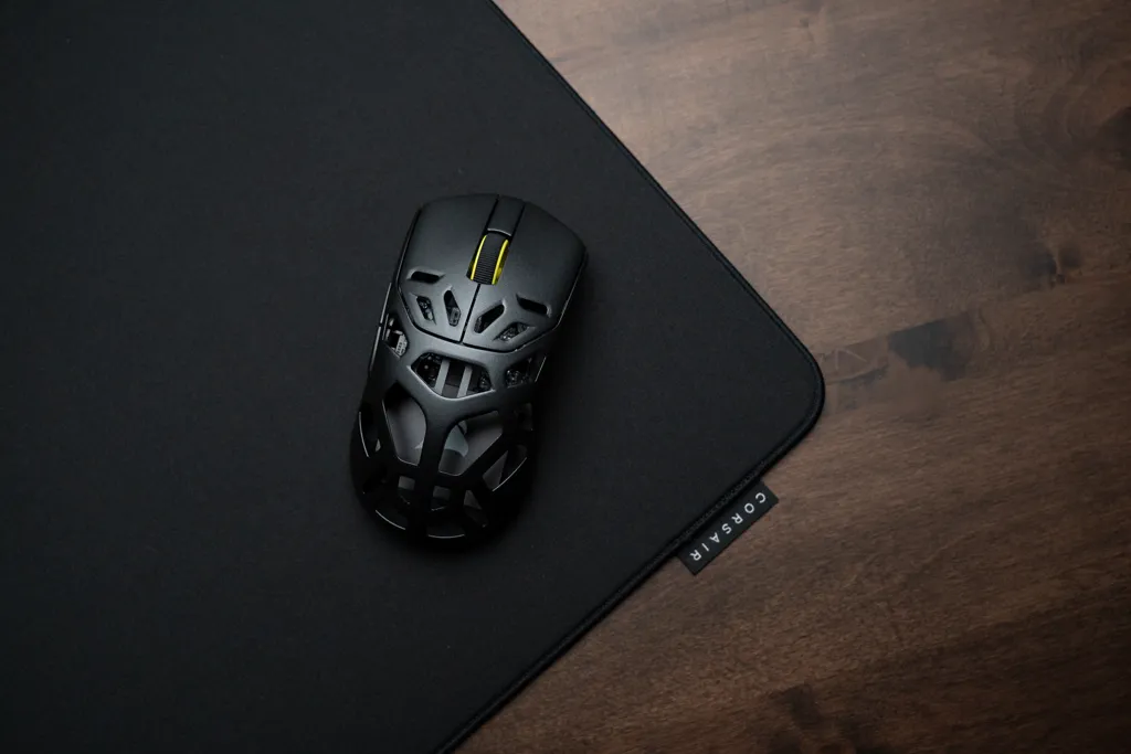 Black 042 tag with mouse